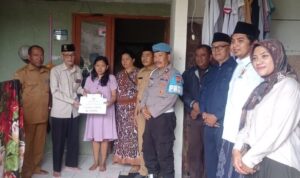 Polsek Tikung mendampingi Baznas Lamongan menyalurkan bantuan kepada anak penderita kanker