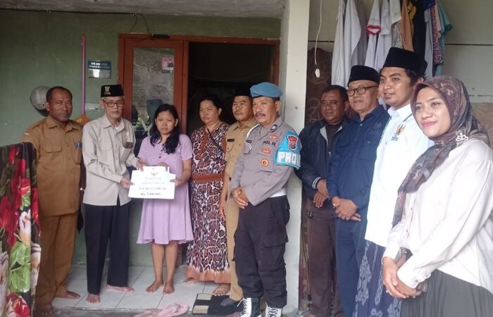 Polsek Tikung mendampingi Baznas Lamongan menyalurkan bantuan kepada anak penderita kanker
