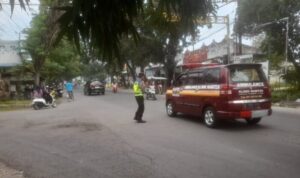 Anggota Polsek Tikung melakukan pengaturan lalu lintas pagi
