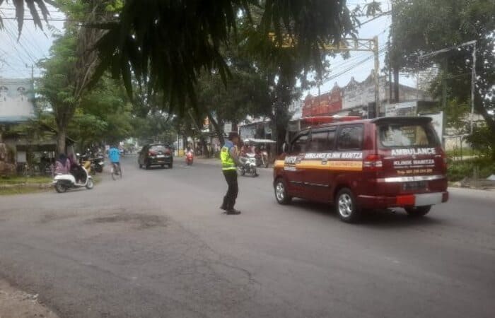 Anggota Polsek Tikung melakukan pengaturan lalu lintas pagi
