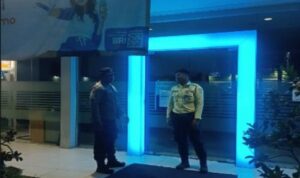 Petugas Polsek Tikung melaksanakan patroli malam di objek vital untuk cegah kejahatan 4C