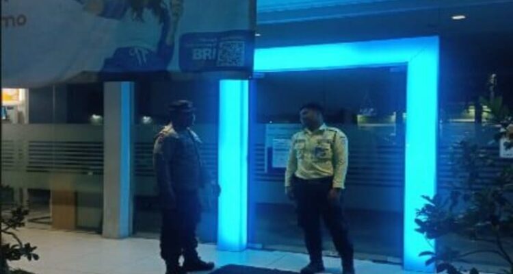 Petugas Polsek Tikung melaksanakan patroli malam di objek vital untuk cegah kejahatan 4C