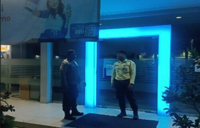 Petugas Polsek Tikung melaksanakan patroli malam di objek vital untuk cegah kejahatan 4C