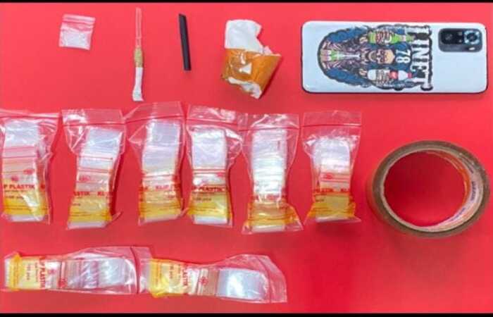 Polisi Satresnarkoba Lamongan mengamankan tersangka HS beserta barang bukti sabu di Mantup