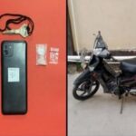 Petugas Satresnarkoba Polres Lamongan menunjukkan barang bukti sabu hasil pengungkapan kasus narkotika di Karanggeneng