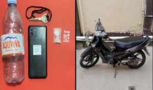 Petugas Satresnarkoba Polres Lamongan menunjukkan barang bukti sabu hasil pengungkapan kasus narkotika di Karanggeneng