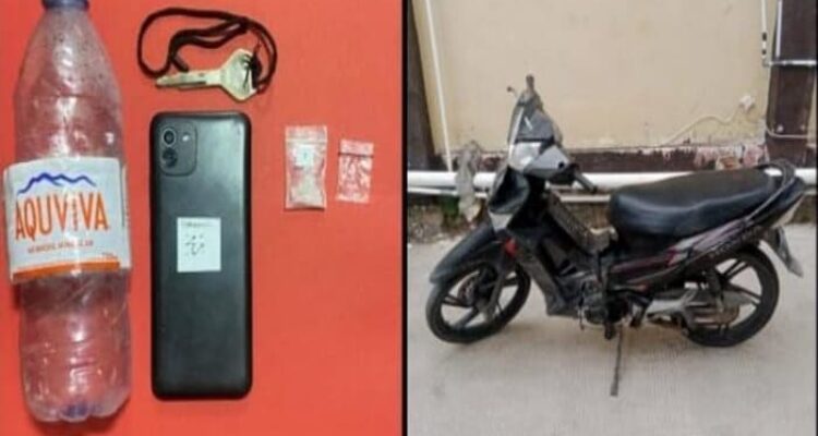 Petugas Satresnarkoba Polres Lamongan menunjukkan barang bukti sabu hasil pengungkapan kasus narkotika di Karanggeneng