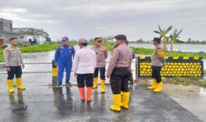 Wakapolres Lamongan mengecek posko siaga banjir dan meninjau lokasi terdampak di Kecamatan Kalitengah