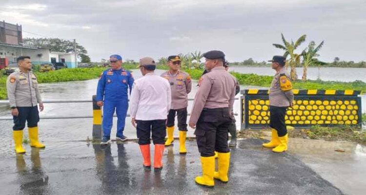 Wakapolres Lamongan mengecek posko siaga banjir dan meninjau lokasi terdampak di Kecamatan Kalitengah