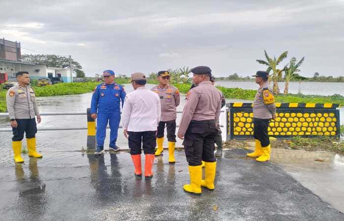 Wakapolres Lamongan mengecek posko siaga banjir dan meninjau lokasi terdampak di Kecamatan Kalitengah