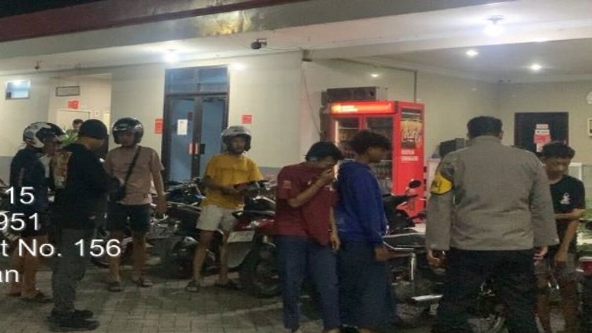 Polsek Deket menertibkan balap liar dan mengamankan 12 motor di perbatasan Lamongan–Gresik
