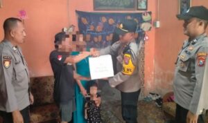Polsek Ngimbang serahkan paket sembako untuk warga terdampak ekonomi Lamongan
