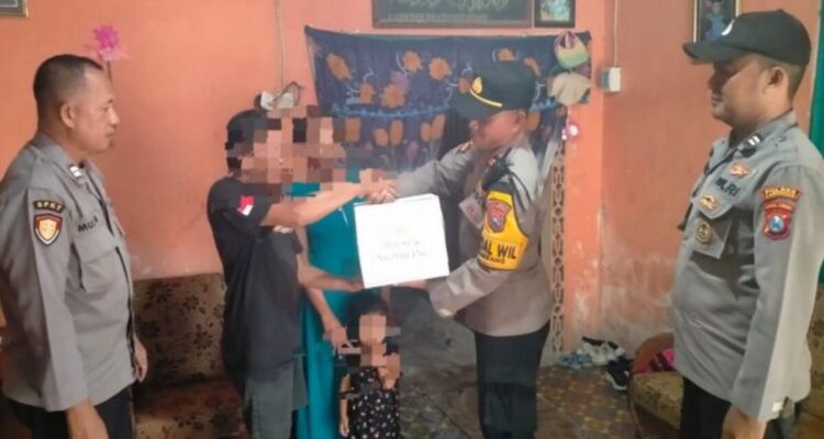 Polsek Ngimbang serahkan paket sembako untuk warga terdampak ekonomi Lamongan