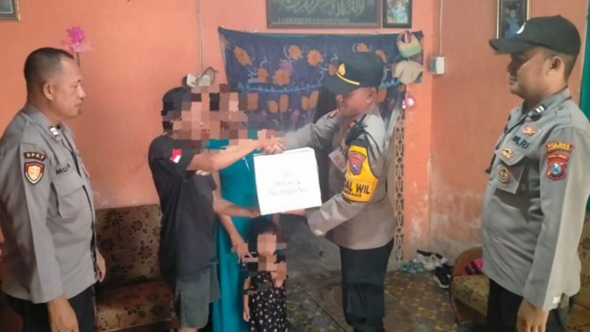 Polsek Ngimbang serahkan paket sembako untuk warga terdampak ekonomi Lamongan