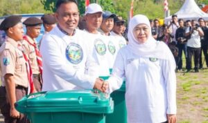 Gubernur Khofifah memimpin aksi Kurve Sampah Pantai di Tambak Wedi Surabaya dengan partisipasi masyarakat dan Forkopimda
