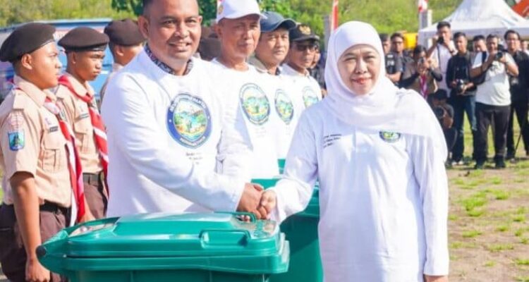 Gubernur Khofifah memimpin aksi Kurve Sampah Pantai di Tambak Wedi Surabaya dengan partisipasi masyarakat dan Forkopimda