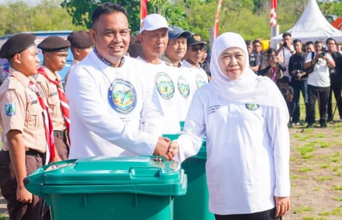 Gubernur Khofifah memimpin aksi Kurve Sampah Pantai di Tambak Wedi Surabaya dengan partisipasi masyarakat dan Forkopimda