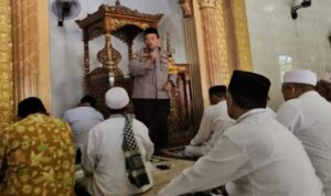 Kapolsek Tikung melakukan Jumling di Masjid Al-Muttaqien, Desa Bakalanpule, Lamongan, dengan warga setempat.