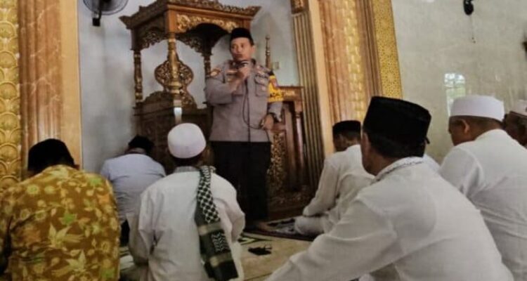 Kapolsek Tikung melakukan Jumling di Masjid Al-Muttaqien, Desa Bakalanpule, Lamongan, dengan warga setempat.