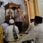 Kapolsek Tikung melakukan Jumling di Masjid Al-Muttaqien, Desa Bakalanpule, Lamongan, dengan warga setempat.