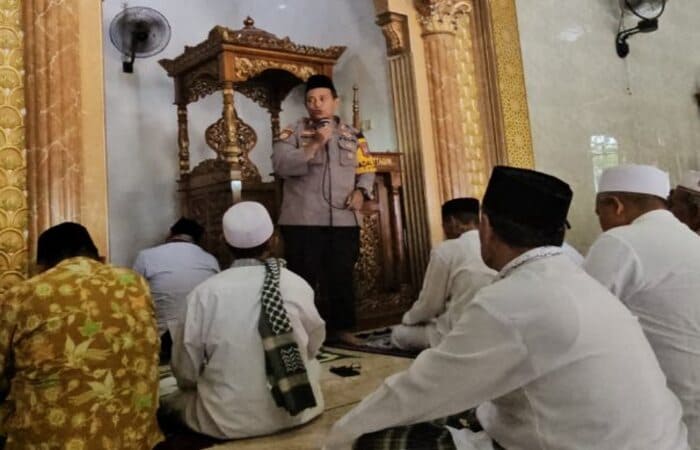 Kapolsek Tikung melakukan Jumling di Masjid Al-Muttaqien, Desa Bakalanpule, Lamongan, dengan warga setempat.