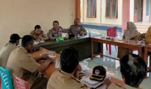 Kapolsek Tikung AKP Anang Purwo Widodo sosialisasi layanan 110 di Balai Desa Soko Lamongan