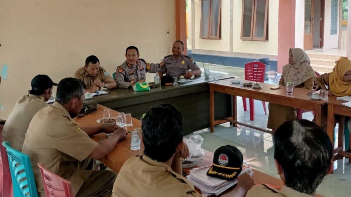 Kapolsek Tikung AKP Anang Purwo Widodo sosialisasi layanan 110 di Balai Desa Soko Lamongan