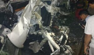 Mobil ringsek tertabrak kereta api di perlintasan tanpa palang pintu Datinawong Lamongan.