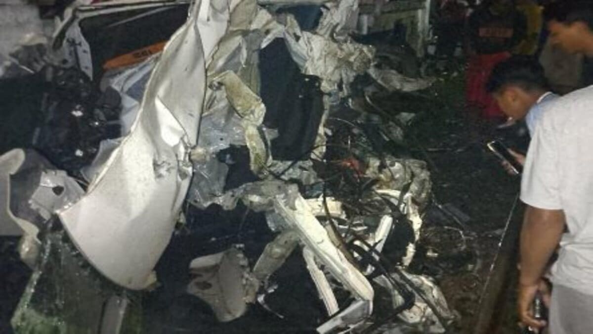 Mobil ringsek tertabrak kereta api di perlintasan tanpa palang pintu Datinawong Lamongan.