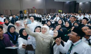 Gubernur Jawa Timur Khofifah Indar Parawansa membuka Diklat PPIH Embarkasi Surabaya 2026 di Asrama Haji Surabaya