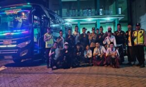 Polisi mengamankan pemberangkatan rombongan MWC NU Tikung menuju Mujahadah Qubro Malang