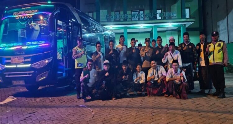 Polisi mengamankan pemberangkatan rombongan MWC NU Tikung menuju Mujahadah Qubro Malang
