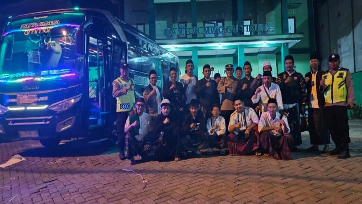 Polisi mengamankan pemberangkatan rombongan MWC NU Tikung menuju Mujahadah Qubro Malang