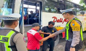 Petugas Satlantas Polres Lamongan memeriksa kelayakan bus penumpang dalam ramp check Ops Keselamatan Semeru 2026 di Lamongan