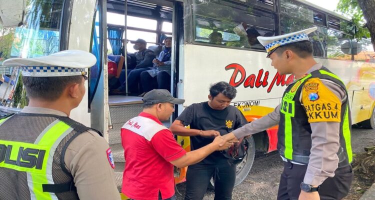 Petugas Satlantas Polres Lamongan memeriksa kelayakan bus penumpang dalam ramp check Ops Keselamatan Semeru 2026 di Lamongan