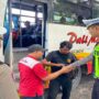 Petugas Satlantas Polres Lamongan memeriksa kelayakan bus penumpang dalam ramp check Ops Keselamatan Semeru 2026 di Lamongan