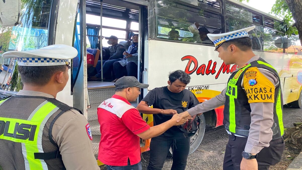Petugas Satlantas Polres Lamongan memeriksa kelayakan bus penumpang dalam ramp check Ops Keselamatan Semeru 2026 di Lamongan
