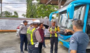 Satlantas Polres Lamongan ramp check bus pariwisata Ops Keselamatan Semeru 2026