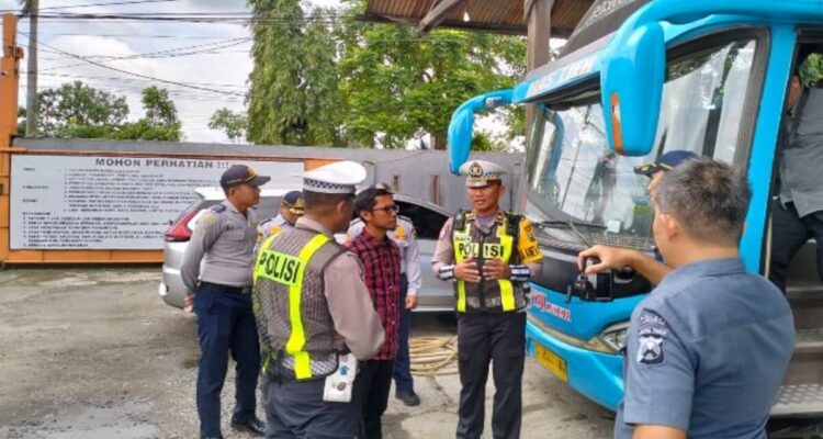 Satlantas Polres Lamongan ramp check bus pariwisata Ops Keselamatan Semeru 2026