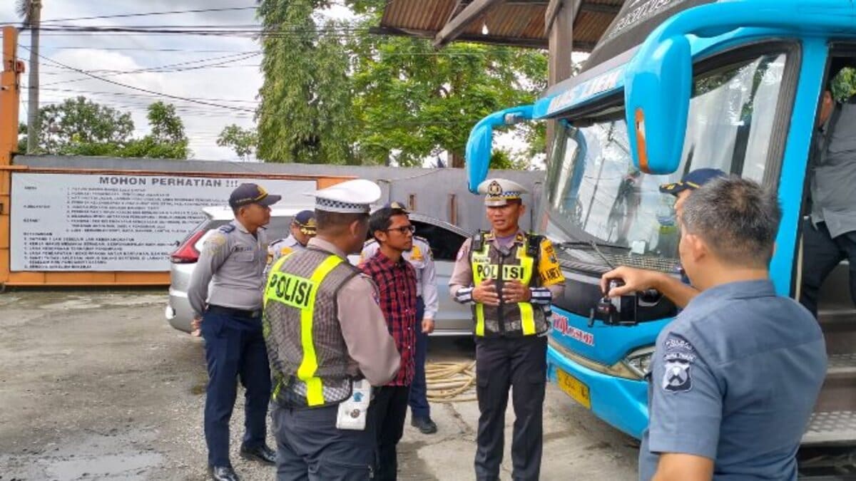 Satlantas Polres Lamongan ramp check bus pariwisata Ops Keselamatan Semeru 2026