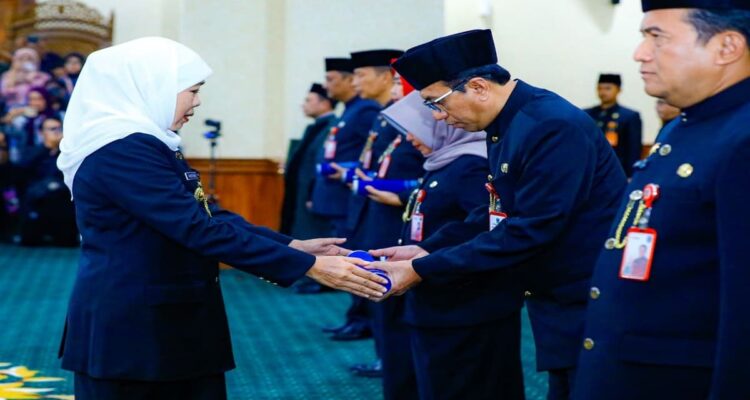 Gubernur Khofifah melantik tujuh pejabat tinggi pratama Pemprov Jatim di Gedung Negara Grahadi Surabaya
