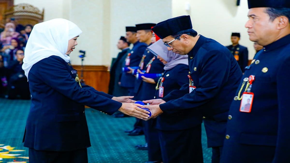 Gubernur Khofifah melantik tujuh pejabat tinggi pratama Pemprov Jatim di Gedung Negara Grahadi Surabaya