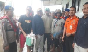 Perahu nelayan Sinar Laut tiba di Desa Paciran Lamongan setelah sempat dilaporkan belum kembali melaut