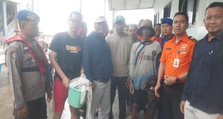 Perahu nelayan Sinar Laut tiba di Desa Paciran Lamongan setelah sempat dilaporkan belum kembali melaut