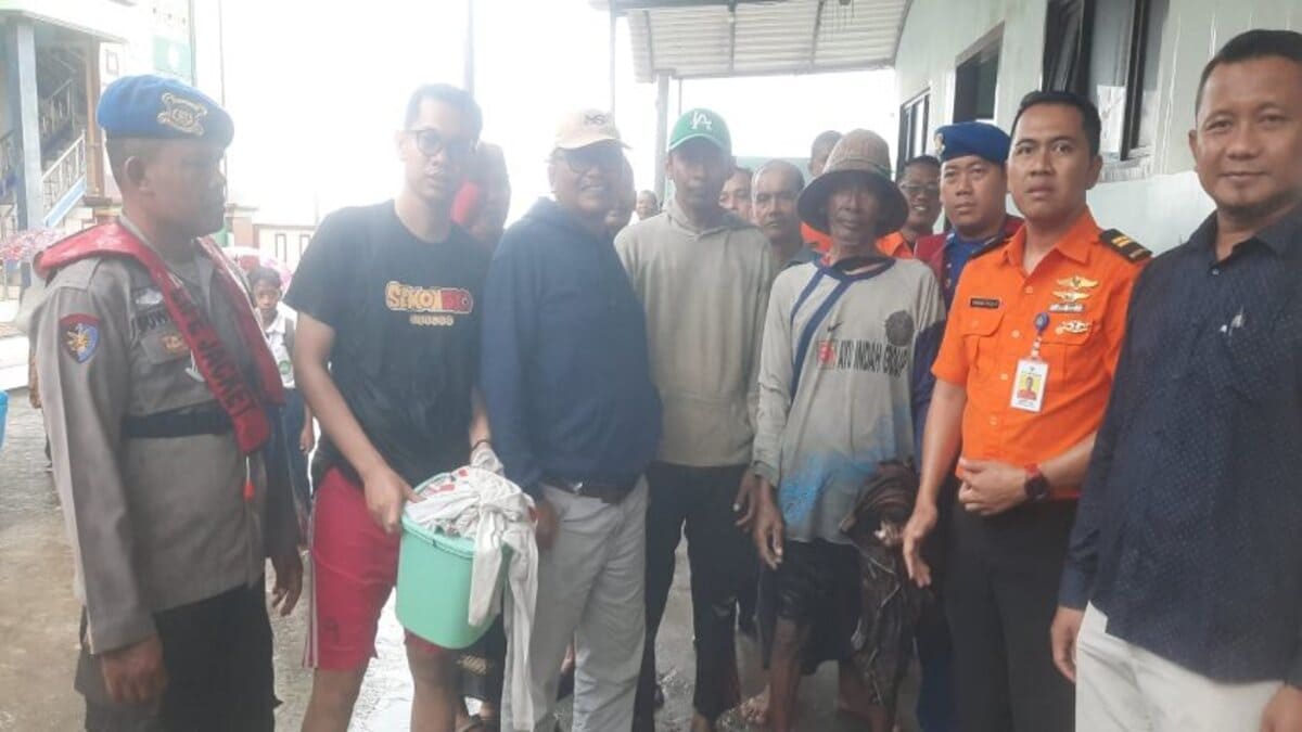 Perahu nelayan Sinar Laut tiba di Desa Paciran Lamongan setelah sempat dilaporkan belum kembali melaut